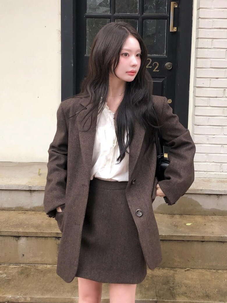 Suit may đo kết hợp chân váy tạo vẻ thanh lịch và nữ tính