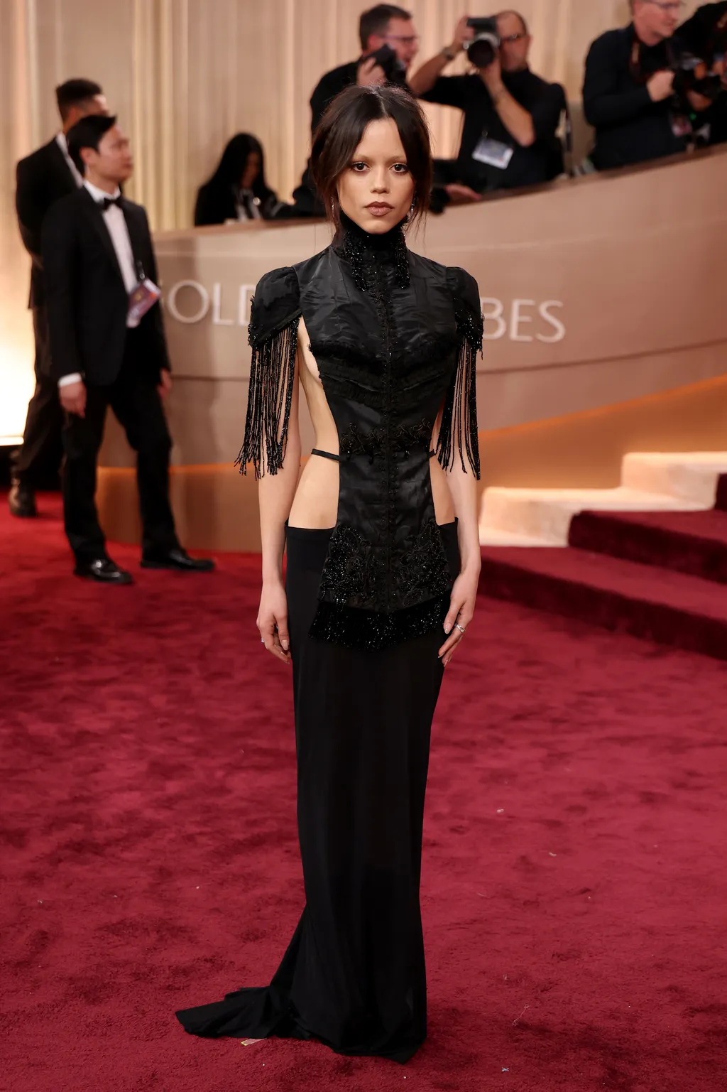 Jenna Ortega tại thảm đỏ Golden Globes 2026