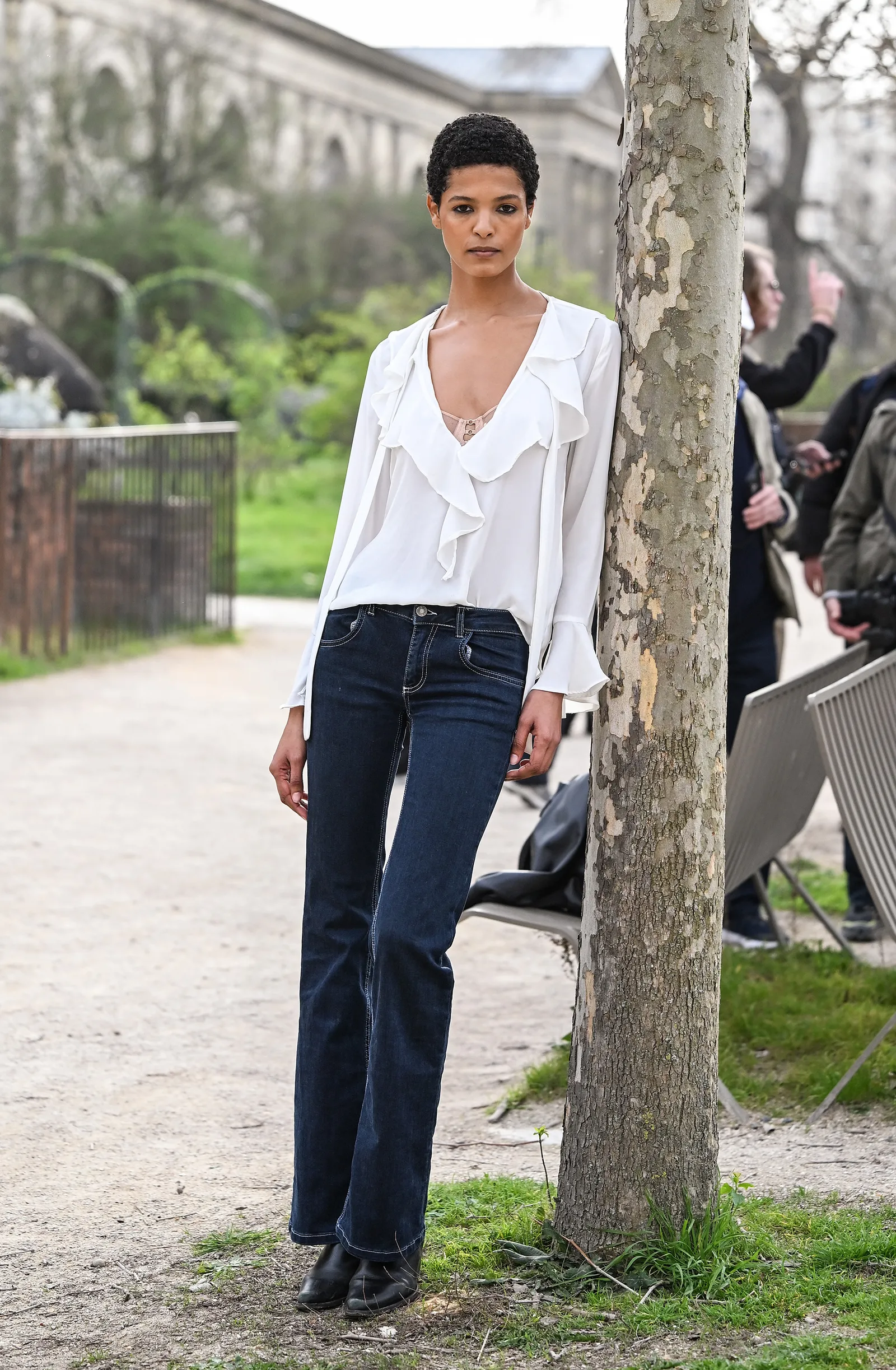 Áo blouse trắng nhún bèo phối quần jeans ống loe