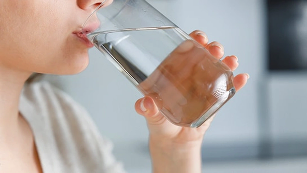 Uống đủ nước mỗi ngày giúp cơ thể và làn da duy trì độ ẩm tốt hơn