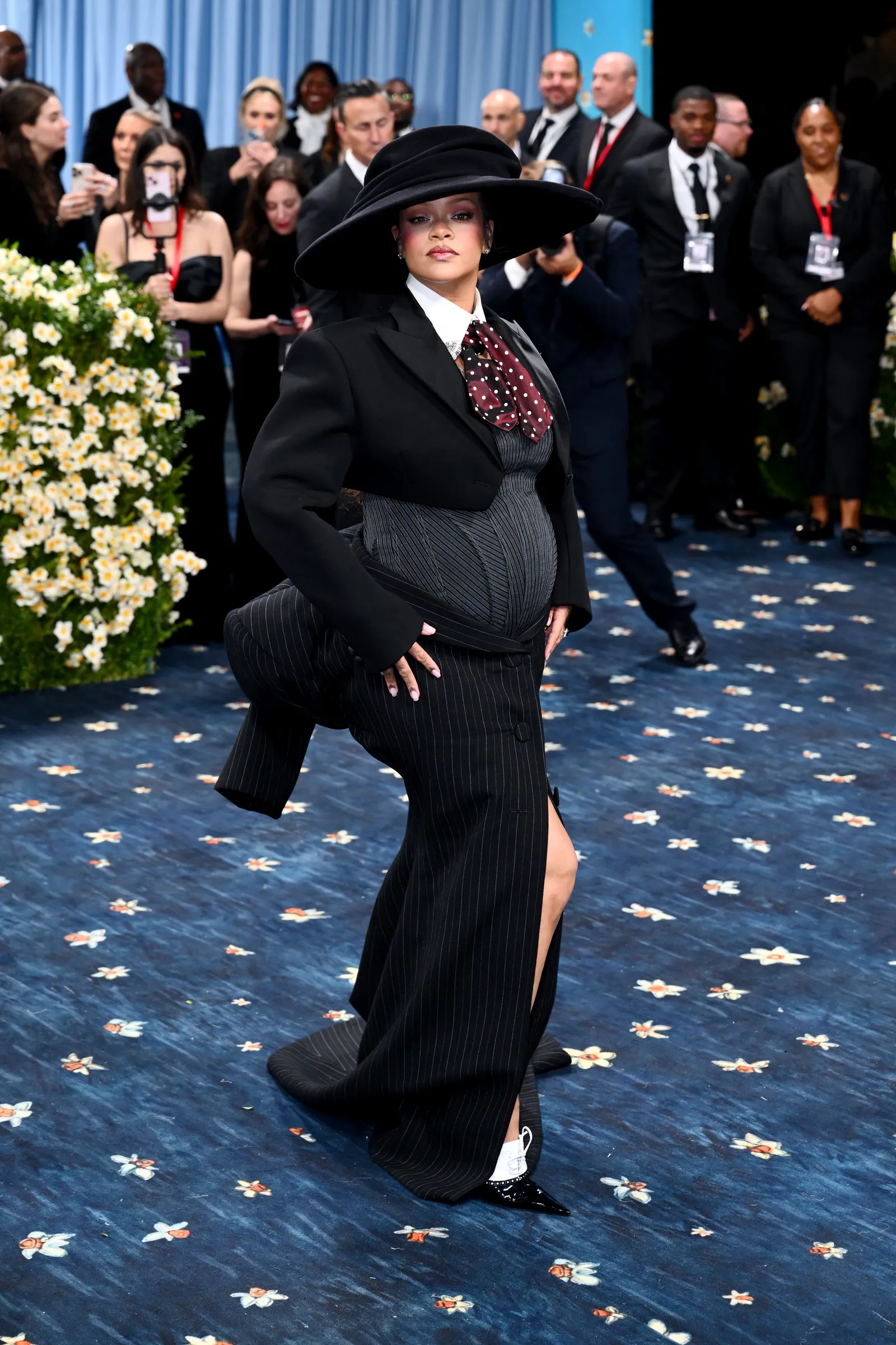 Rihanna trong bộ đồ Marc Jacobs kẻ sọc tại Met Gala 2025