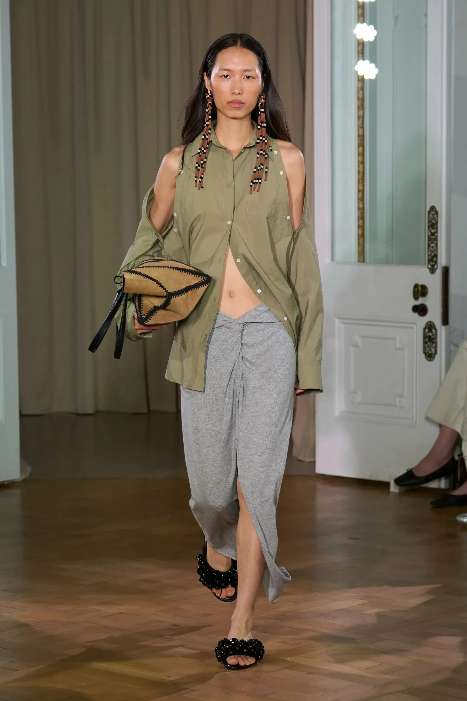 Sarong phối với áo khoác mỏng và quần tây dáng đứng