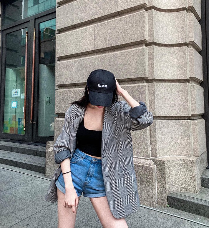 Phối đồ minimalist với blazer và quần short