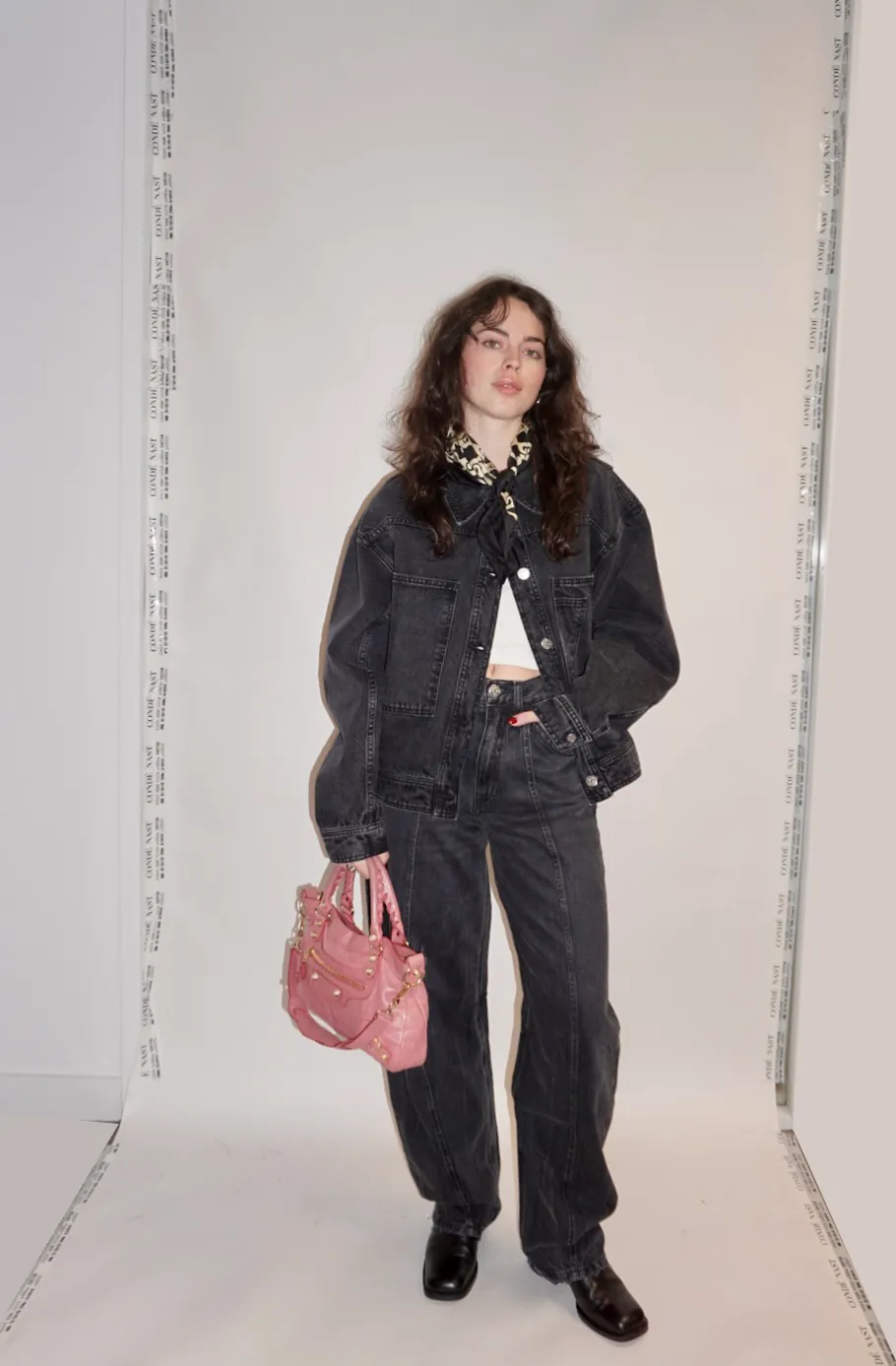 Phụ kiện túi xách nổi bật trên nền trang phục denim