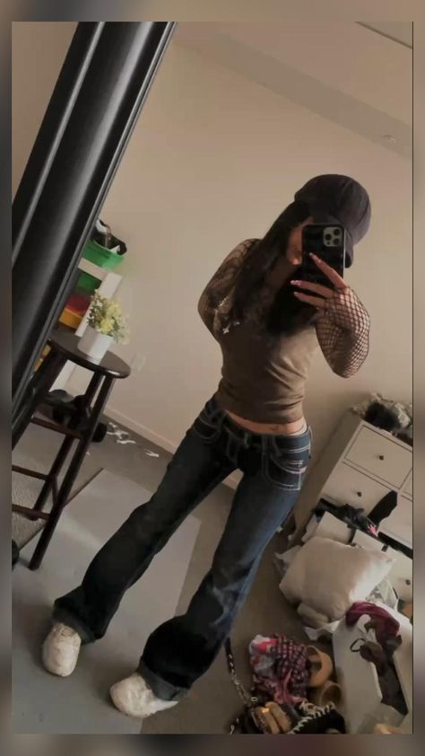 Quần low-rise jeans phong cách Y2K