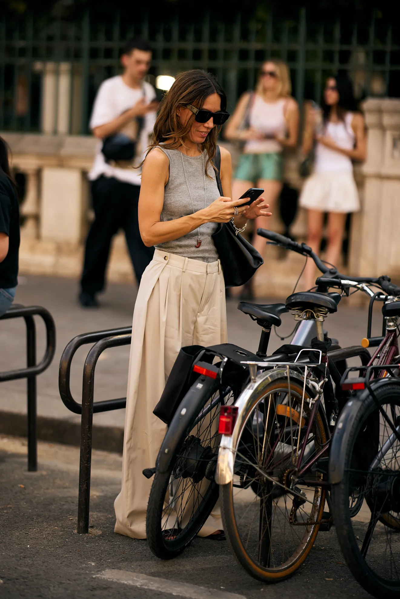 Street style Paris với knitted tank top và pleat wide-leg trousers