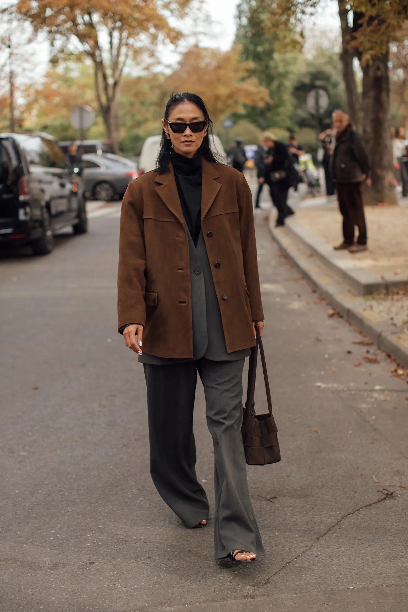 Áo blazer chất liệu da lộn ấm áp kết hợp cùng quần âu len may đo cổ điển