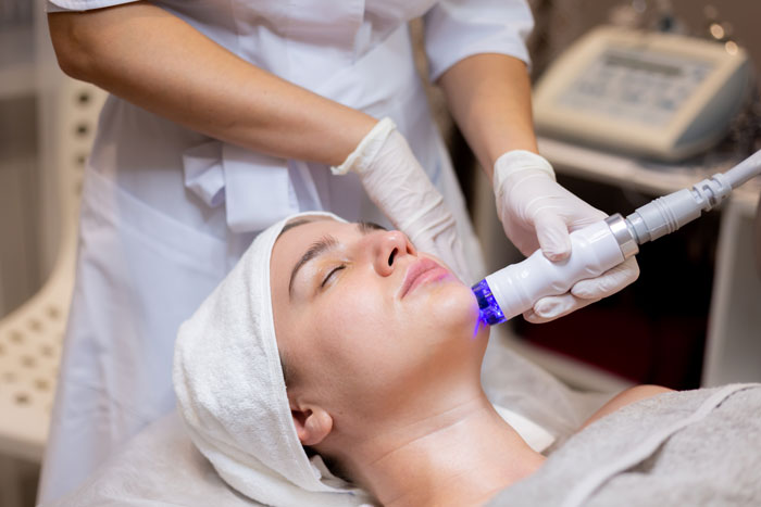Quy trình làm sạch và chăm sóc da mặt chuyên sâu tại spa