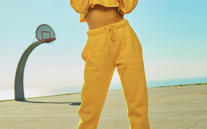 Trang phục athleisure nữ leggings và sports bra thiết kế hiện đại