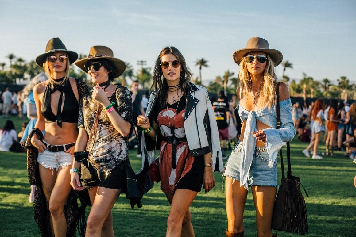 Phụ kiện và giày tạo điểm nhấn cho outfit lễ hội