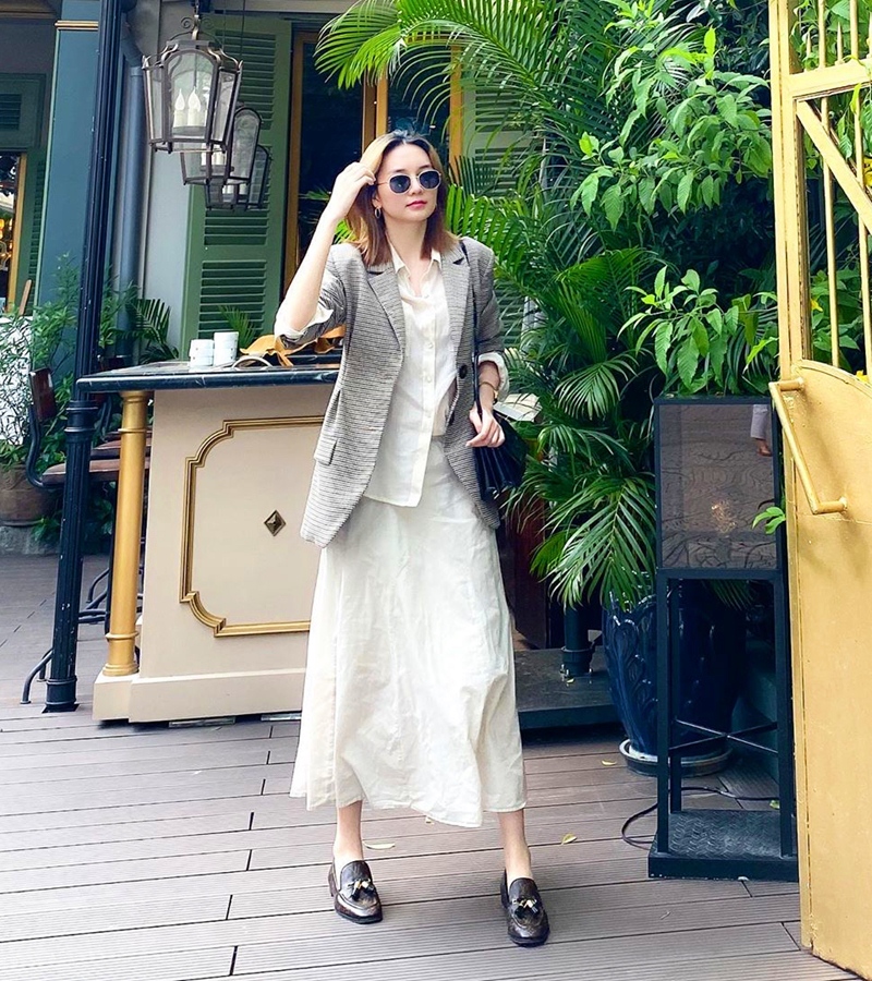 Sơ mi trắng phối blazer mùa hè