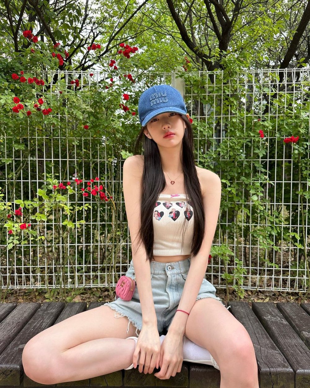 Quần short jean và áo cúp ngực trong phong cách hè