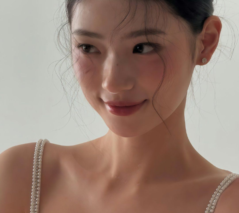 Môi mờ nhẹ, căng tự nhiên theo kiểu Hàn