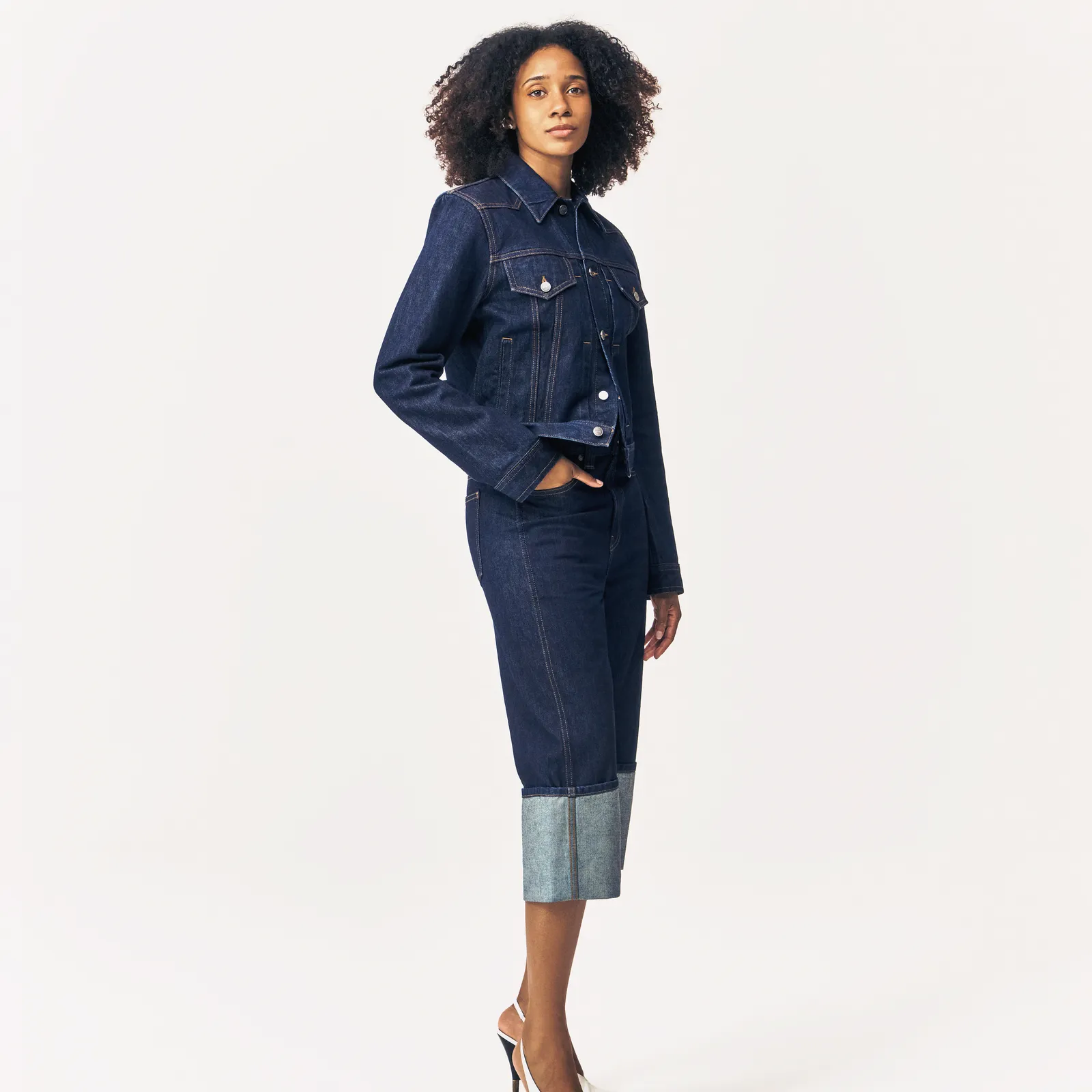 Quần jeans cắt lửng mang hơi hướng thập niên 90 trong lựa chọn phối đồ hiện đại