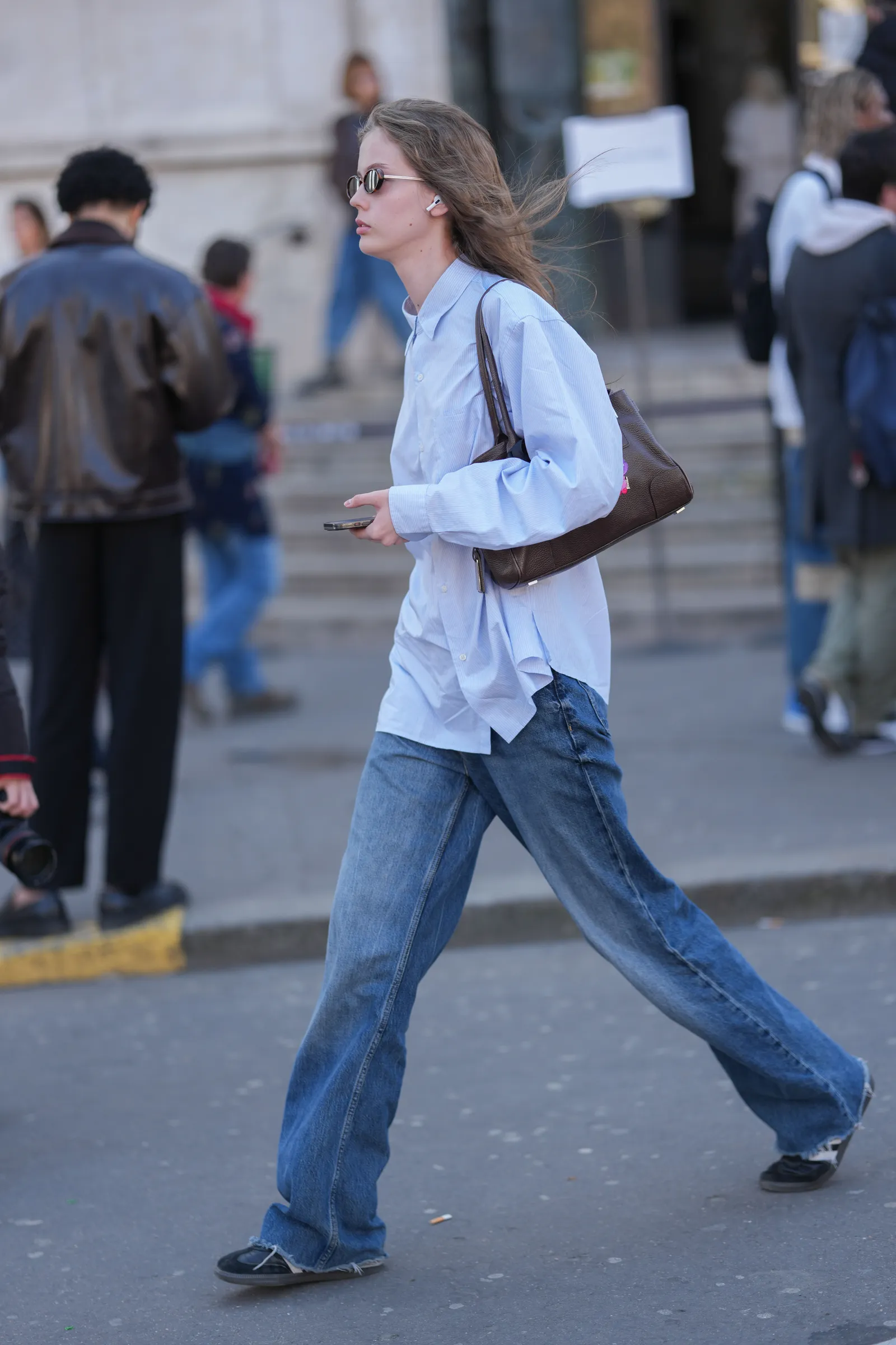 Áo sơ mi và quần jeans có nhiều cách phối khác nhau
