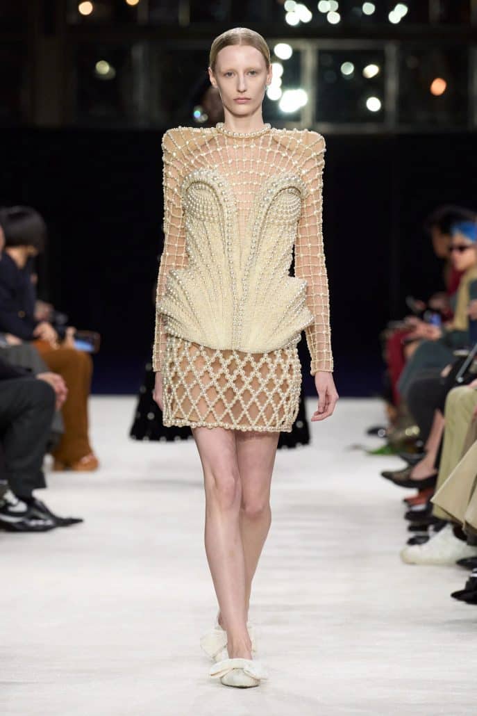 Thiết kế Balmain với cấu trúc mạnh và chi tiết nổi bật