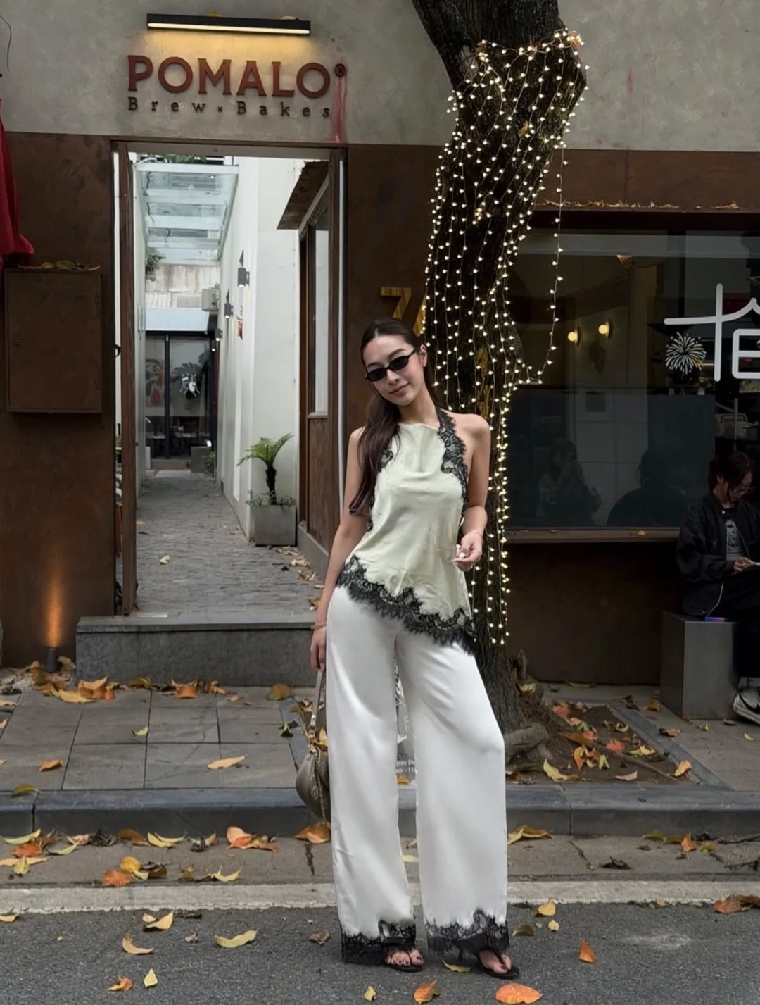 Công thức váy slip dress và blazer quyền lực