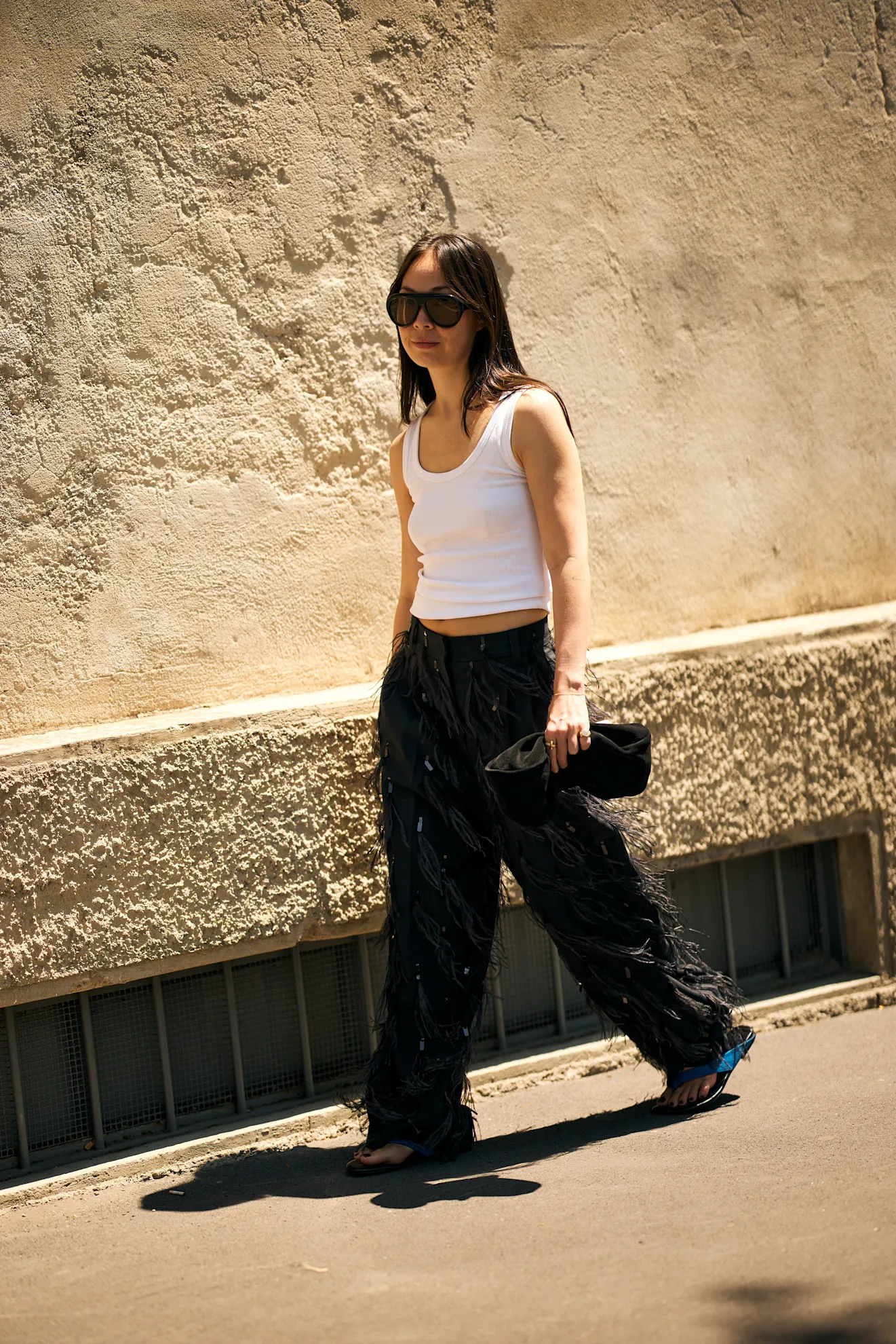 Street style Milan với quần thụng và tank top đơn giản