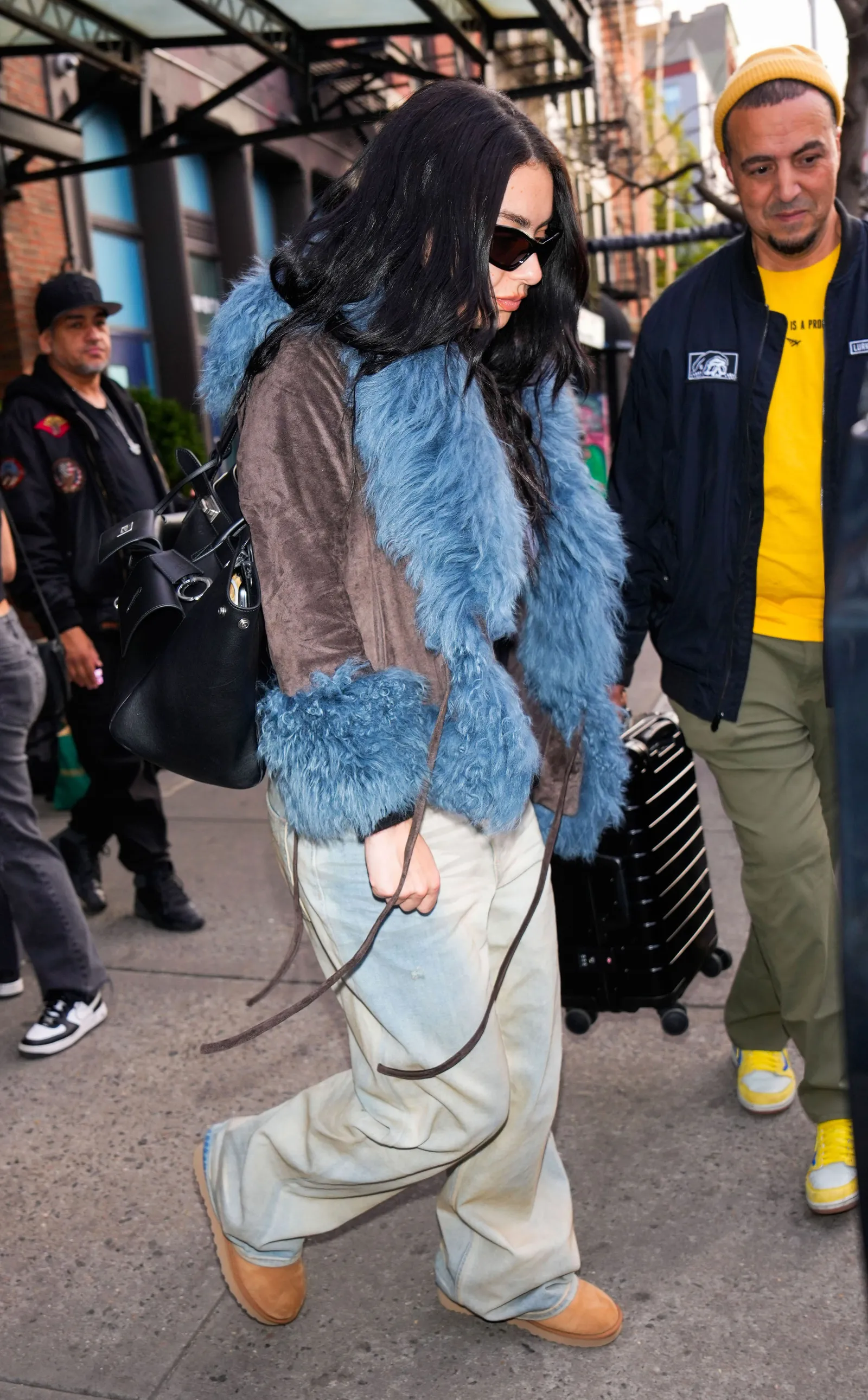 Phối UGGs với áo khoác statement mùa thu đông 2026