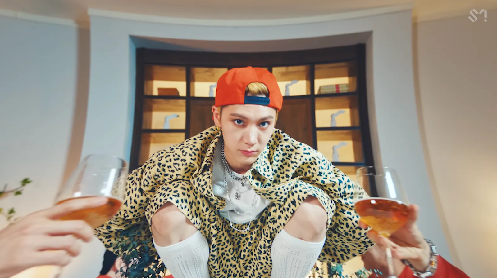 Ten mặc trang phục Gucci họa tiết leopard print trong MV tạo nên visual ấn tượng