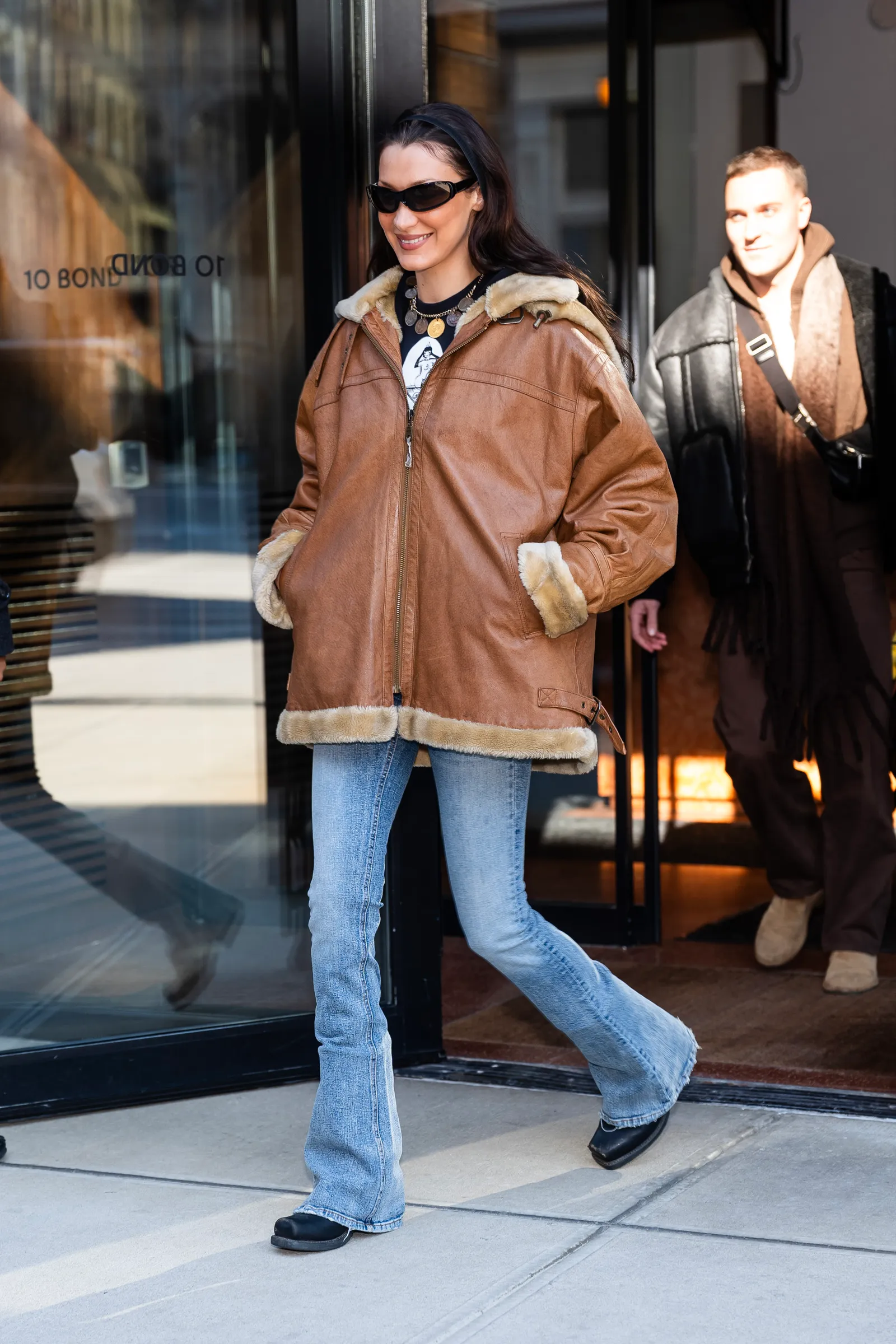 Quần jeans cạp cao ống rộng tạo hiệu ứng chân dài cho mùa tựu trường