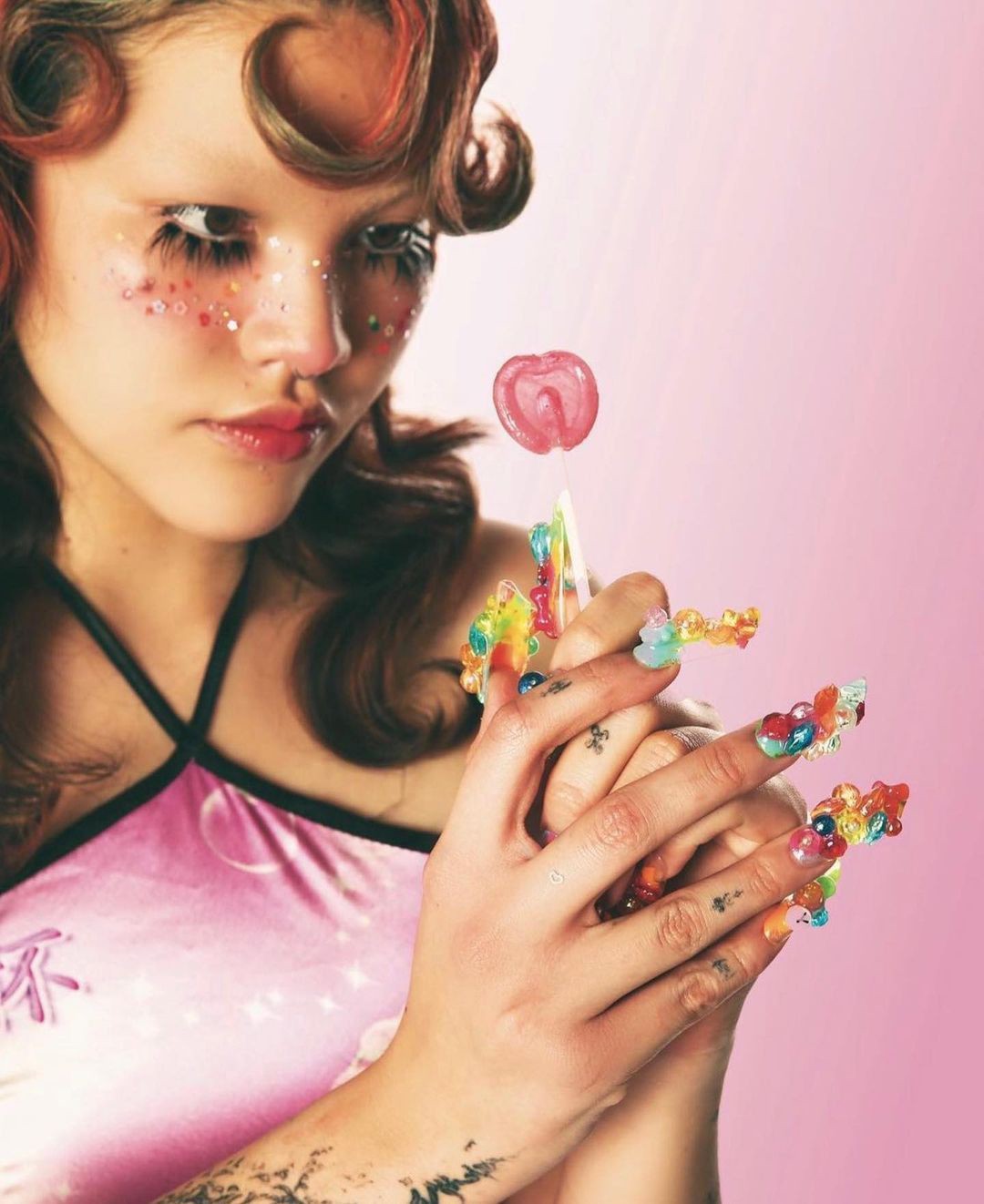 Gimme Gummy: thẩm mỹ tuổi thơ với chất liệu mềm dẻo