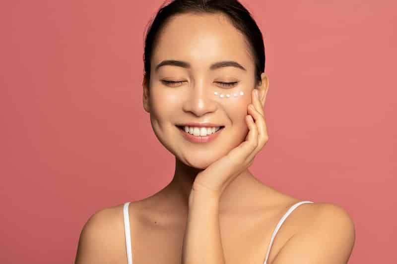 Cách thoa kem dưỡng mắt đúng cách