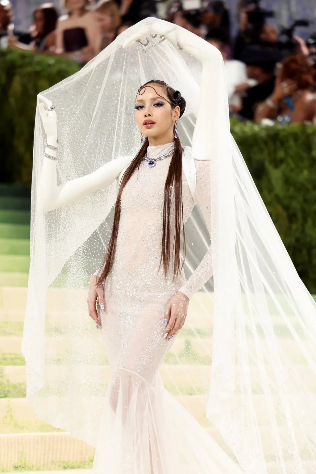 Lisa quyến rũ trong bộ trang phục dạ hội kết hợp corset kim loại