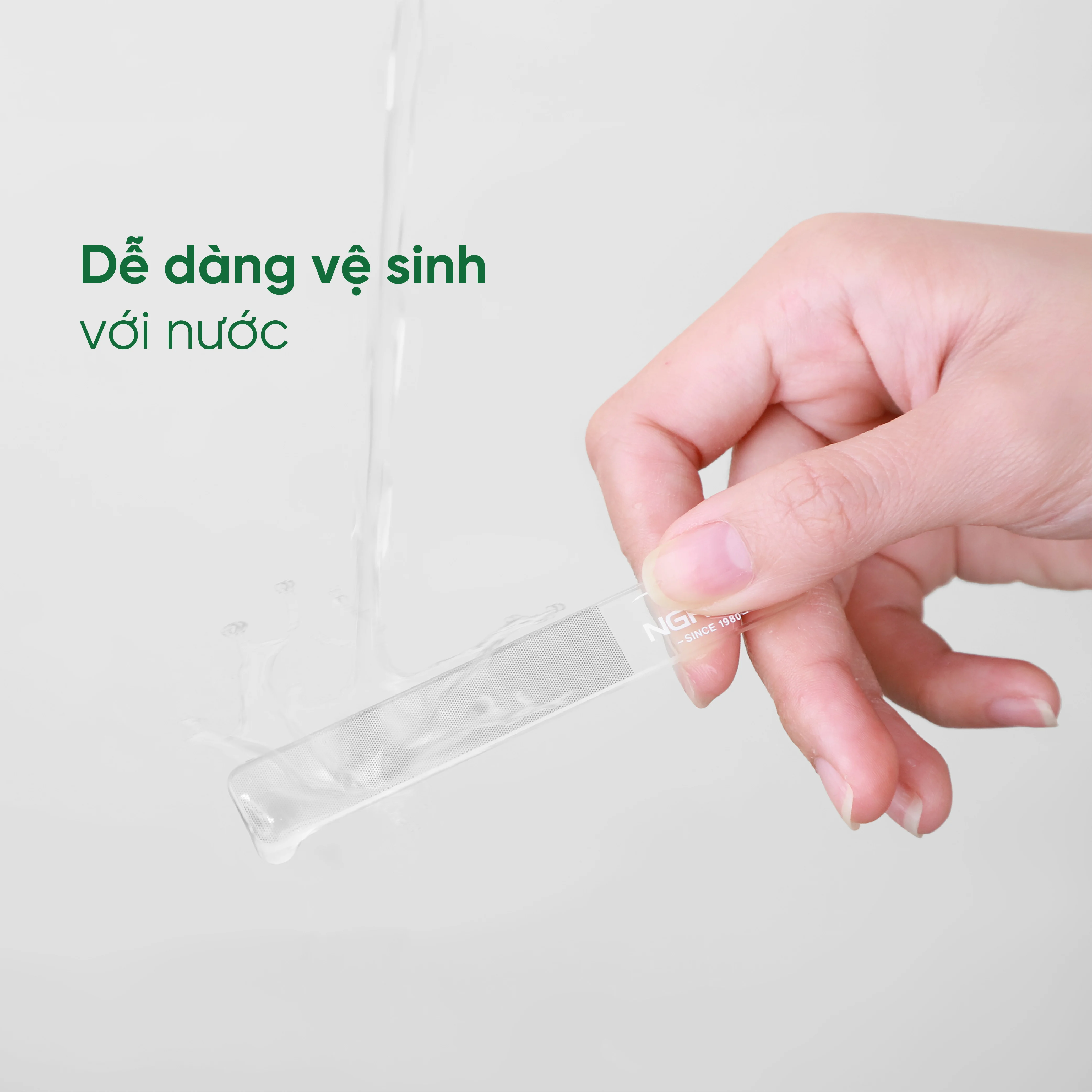 Bề mặt dũa thủy tinh dễ dàng vệ sinh dưới vòi nước