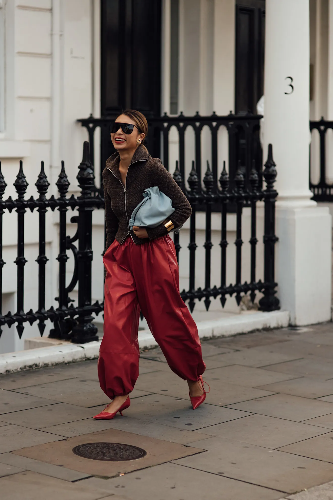 Burgundy và nâu tạo chiều sâu thị giác cho trang phục