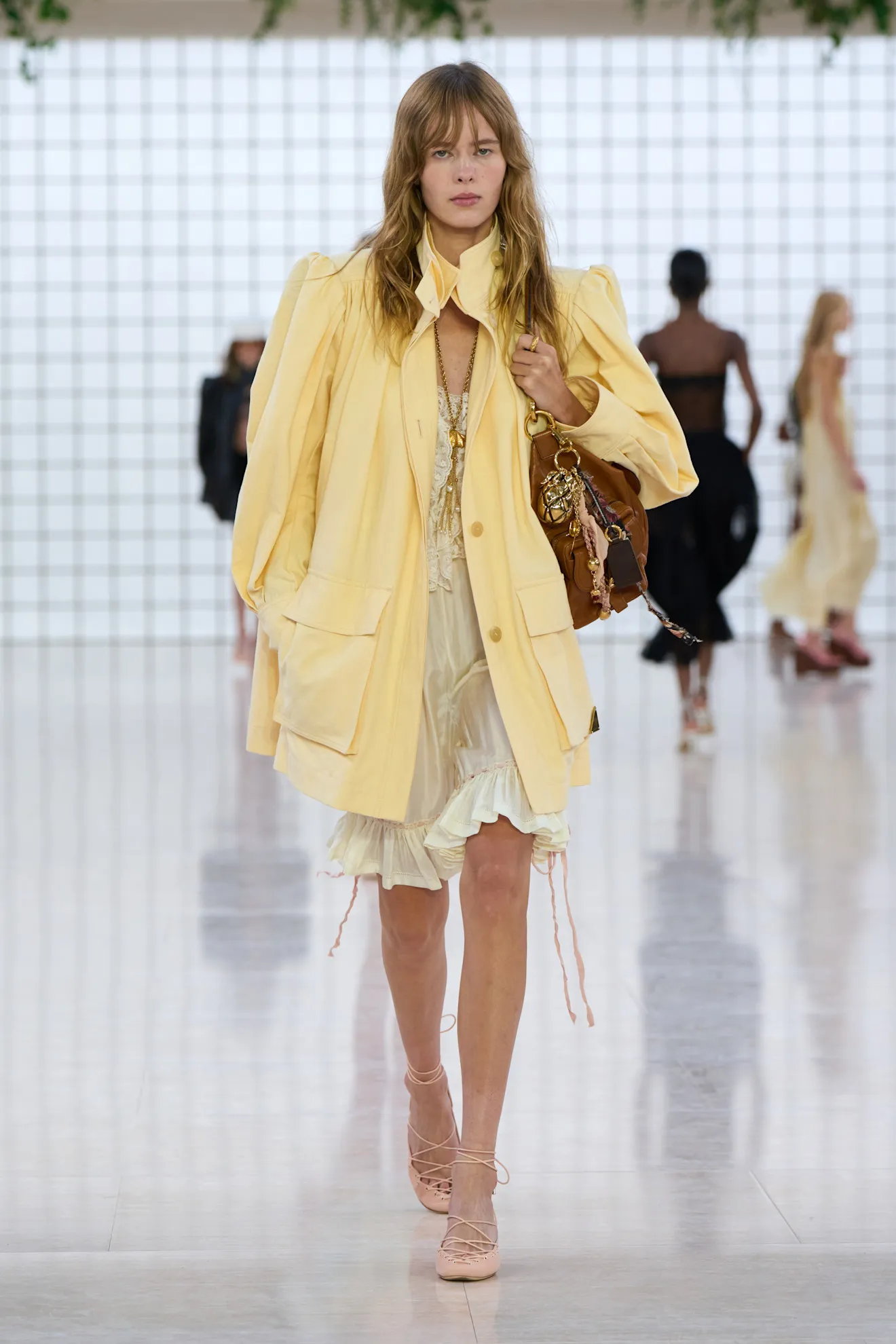 Vàng kem (Butter yellow) trong bộ sưu tập Chloé Spring/Summer 2025