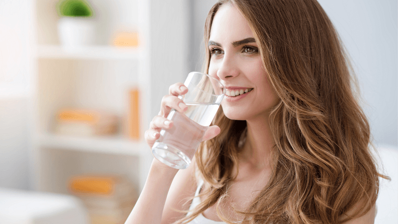 Uống đủ nước giúp duy trì độ ẩm tự nhiên cho làn da