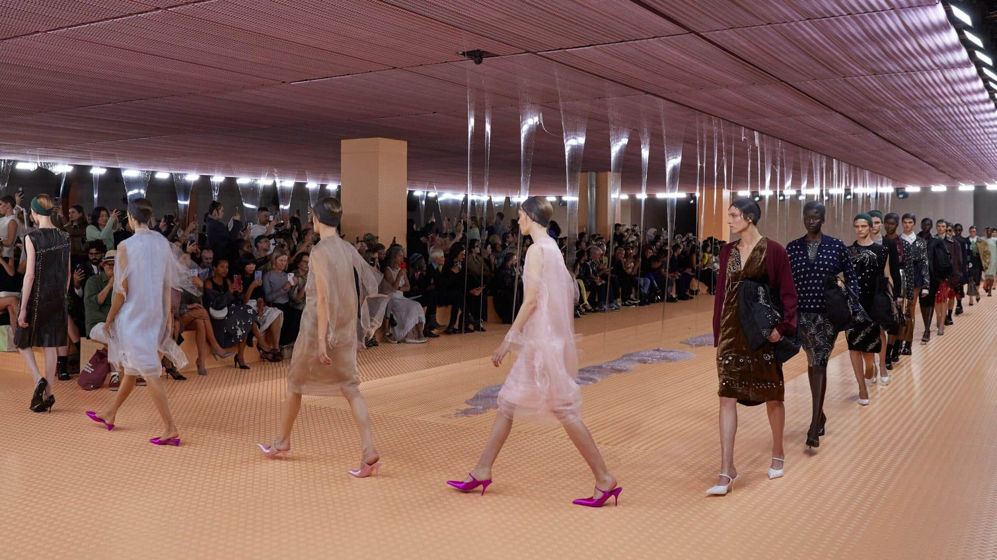 Báo cáo runway thời trang nữ SS 24