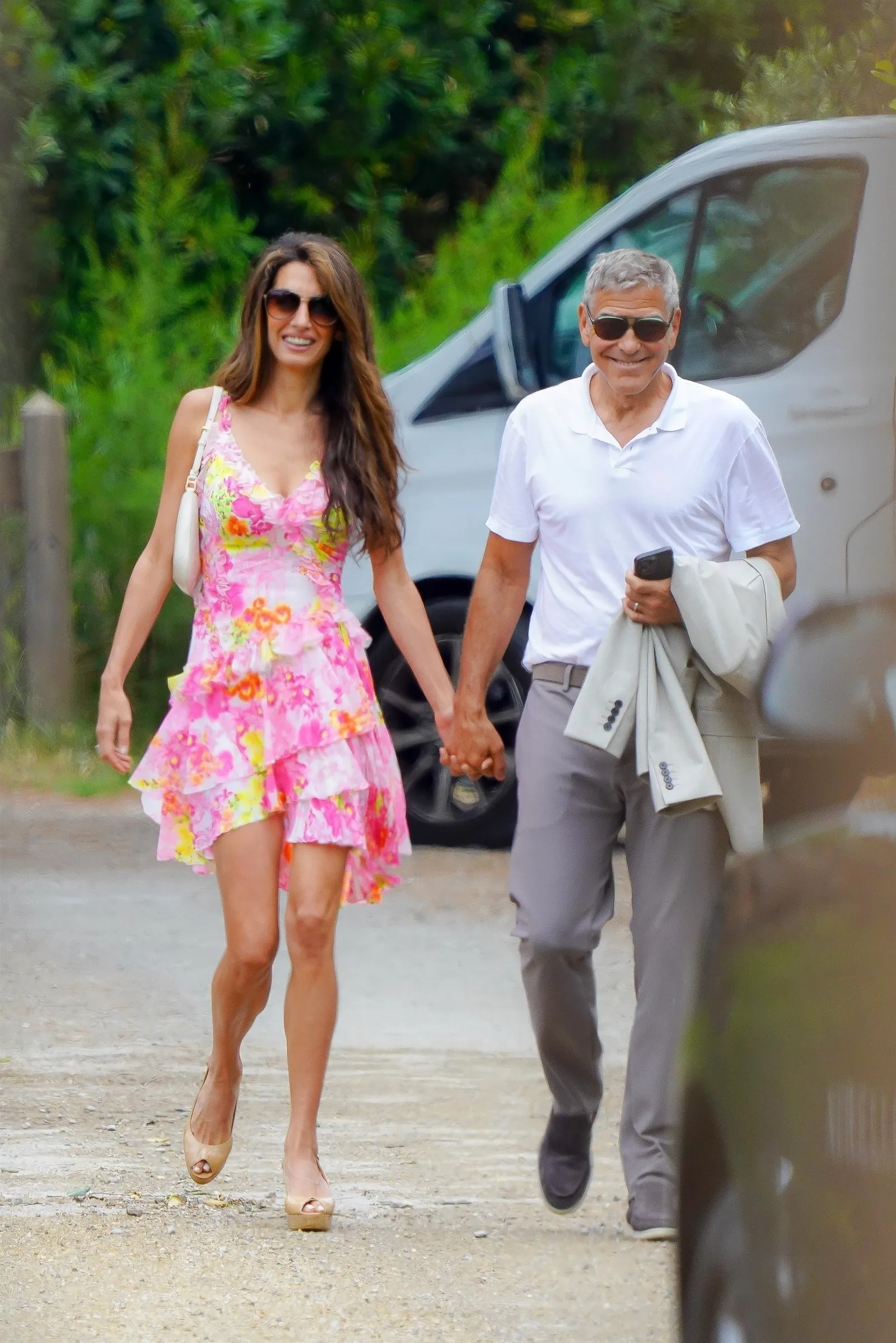 Amal Clooney trong váy ngày mang tinh thần thanh lịch và nữ tính