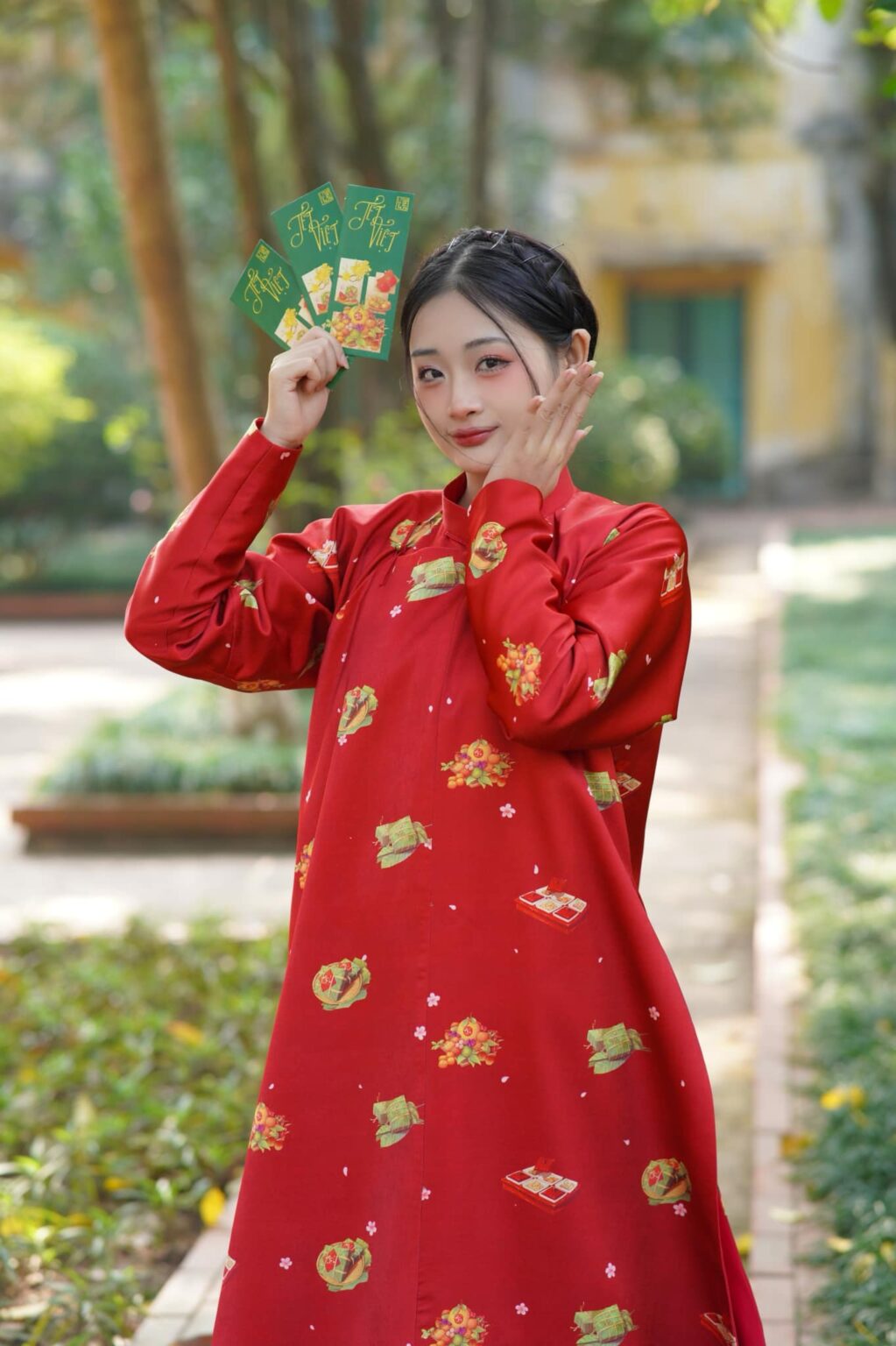 Chi tiết hoa văn thêu tay trên áo Chăm Pa