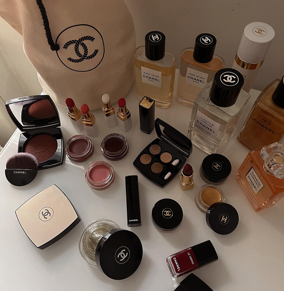 Người phụ nữ trang điểm sang trọng kiểu luxury