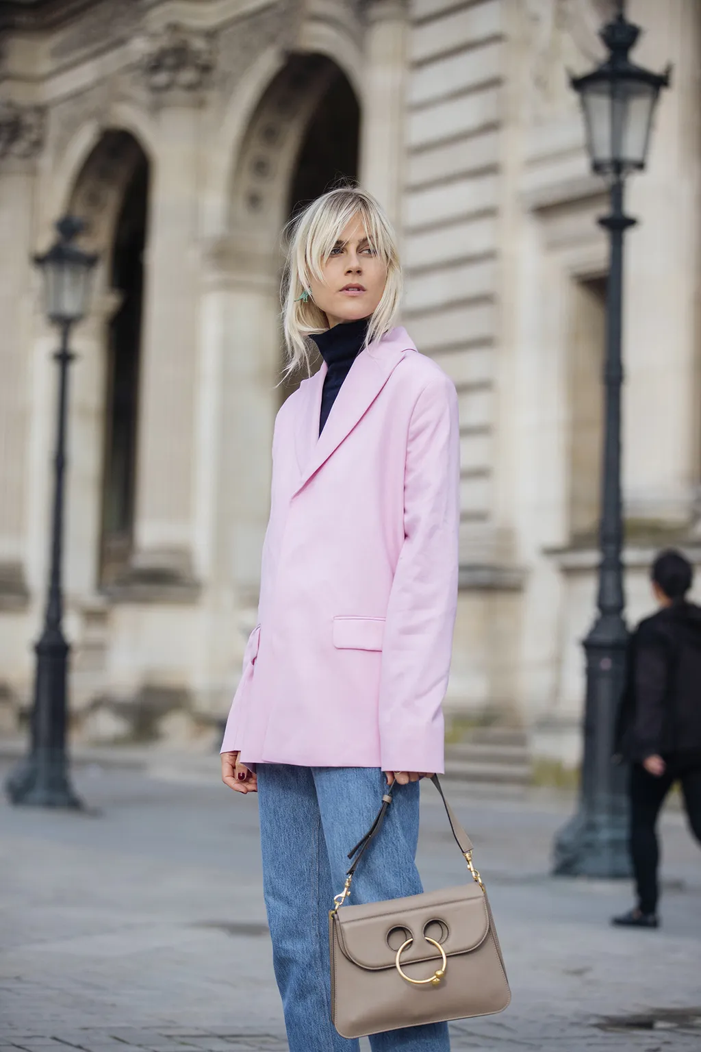 Áo blazer oversized gam màu pastel nhạt phối cùng trang phục đơn sắc