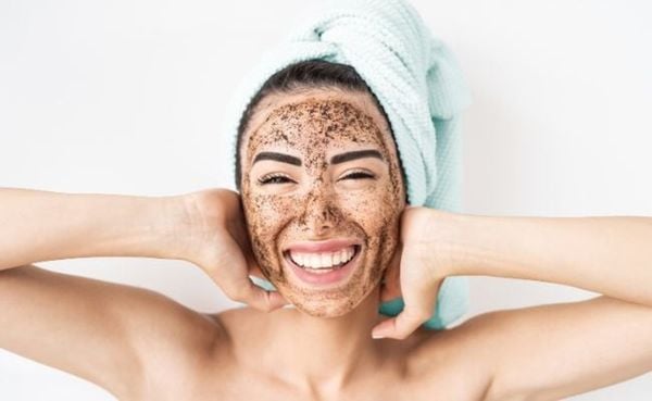 Tẩy tế bào chết đều đặn giúp bề mặt da sáng và đều màu hơn