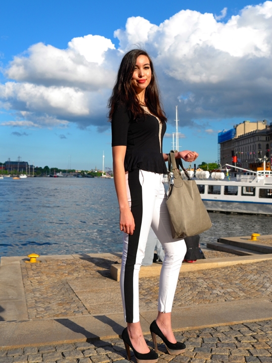 Phối áo croptop và quần ống rộng mùa hè