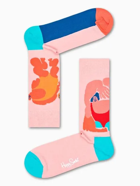 Tất tie-dye sặc sỡ kết hợp cùng sandal tối giản