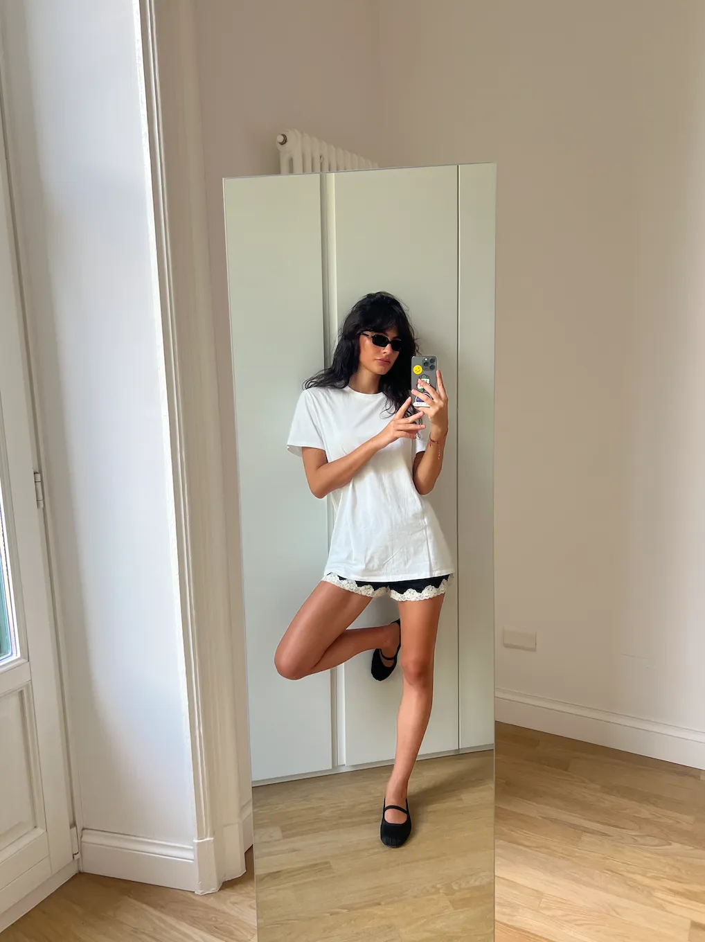Áo sơ mi linen và áo thun cơ bản định hình phong cách