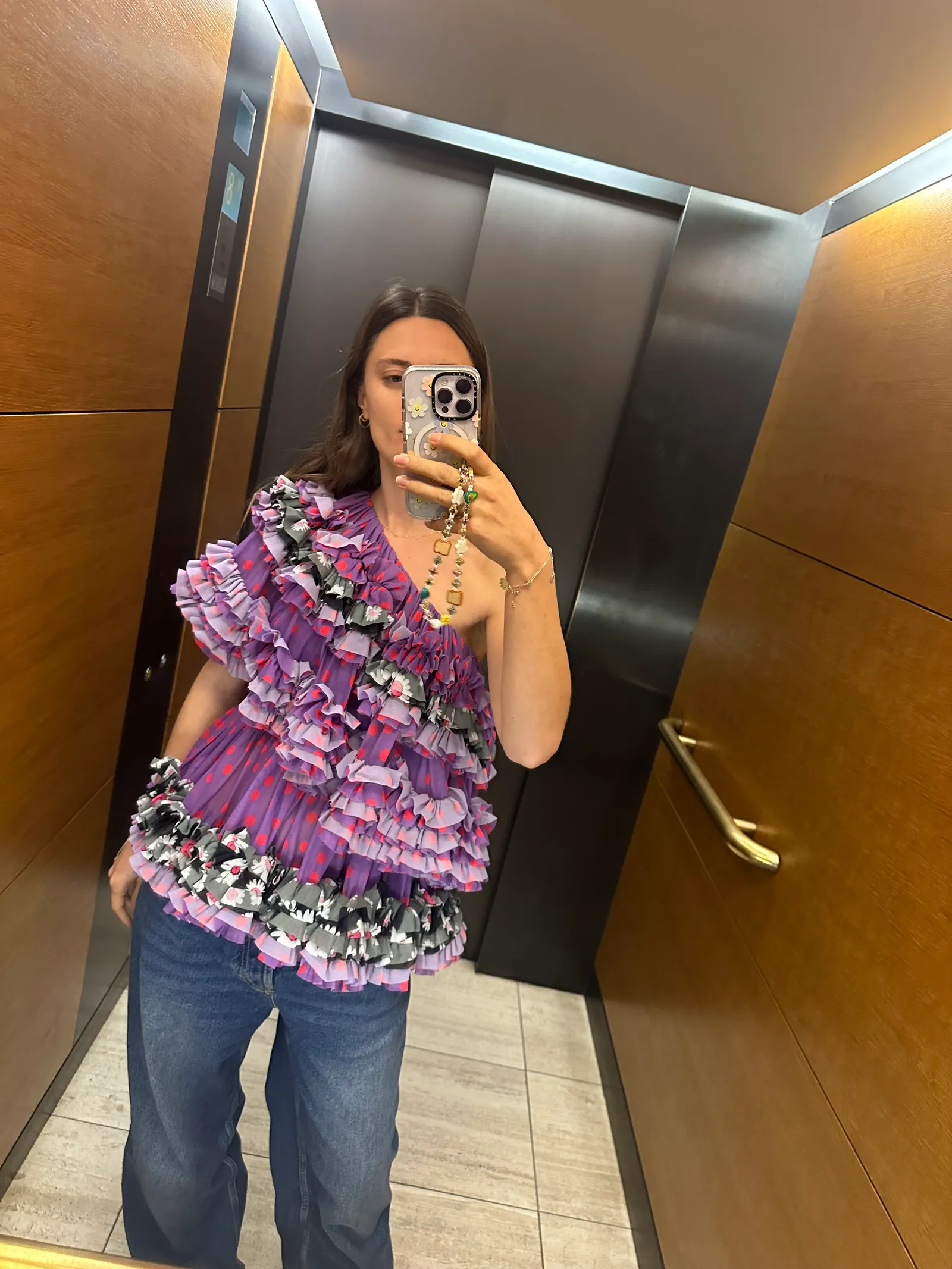 Áo statement đi cùng quần jeans ống rộng giúp outfit đi làm mùa hè có điểm nhấn rõ