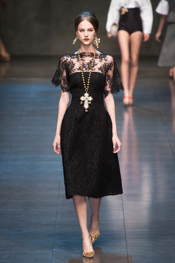 Dolce & Gabbana — lace hoa văn kết hợp vải đặc, focal point rõ ràng