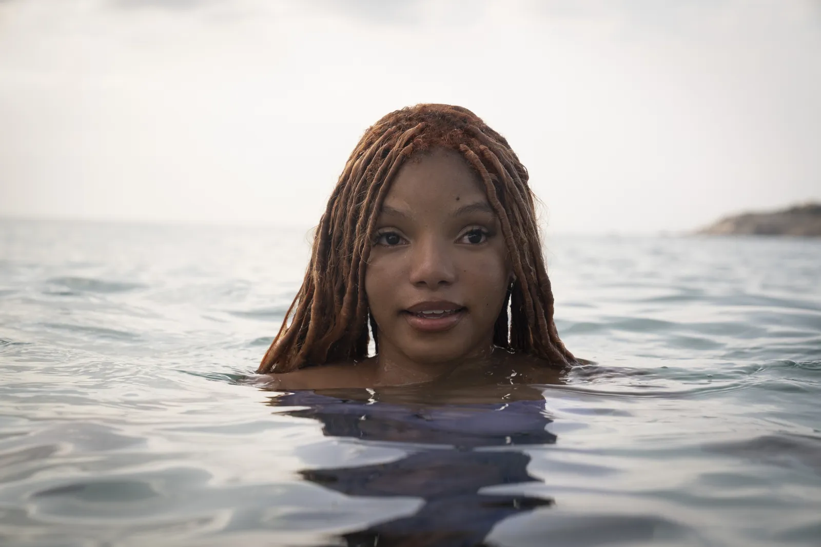 Halle Bailey trong tạo hình Ariel với lớp da căng mịn và tông makeup nhẹ