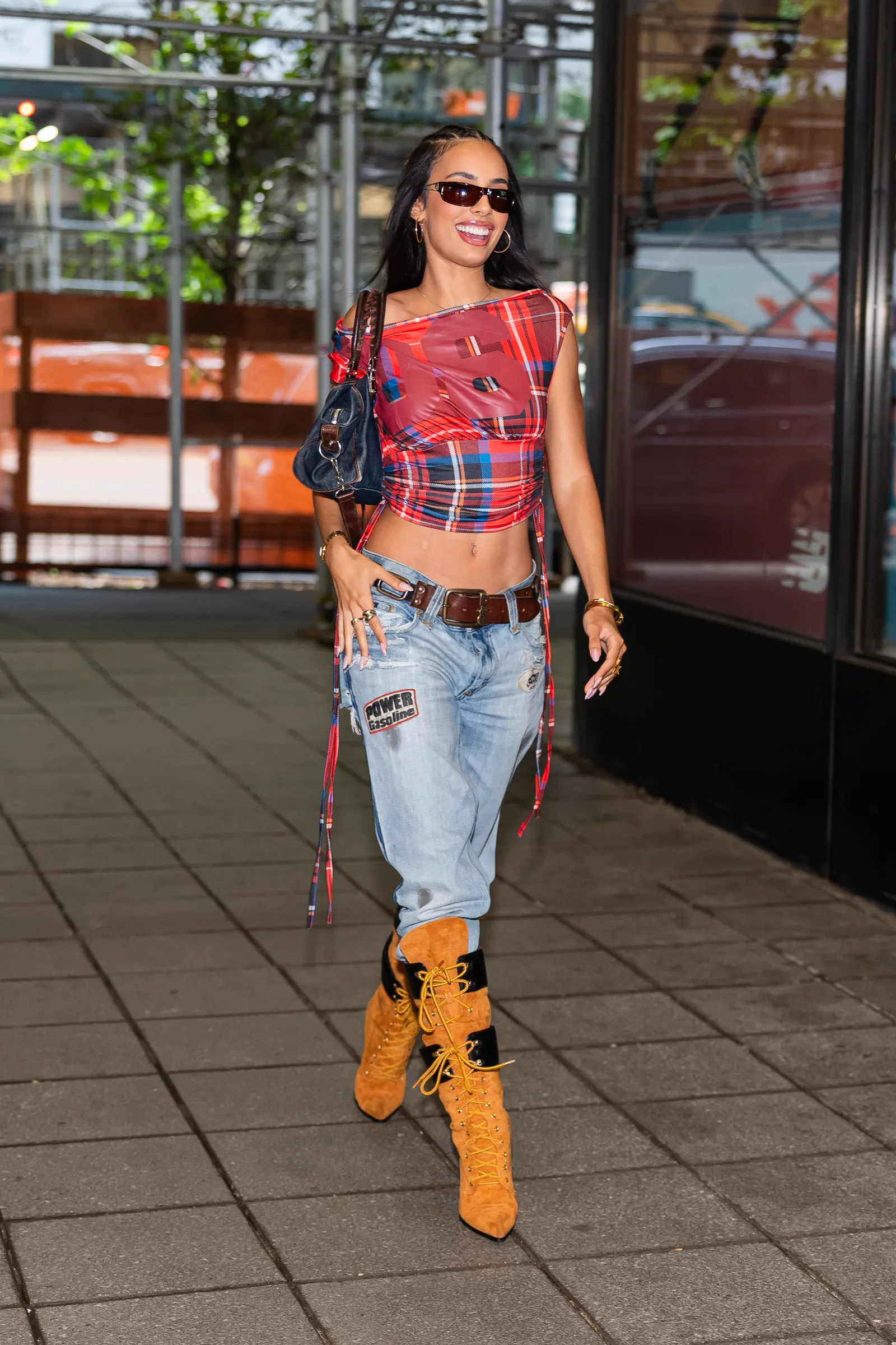 Quần jeans low slung baggy gợi cảm hứng đường phố cho năm 2026