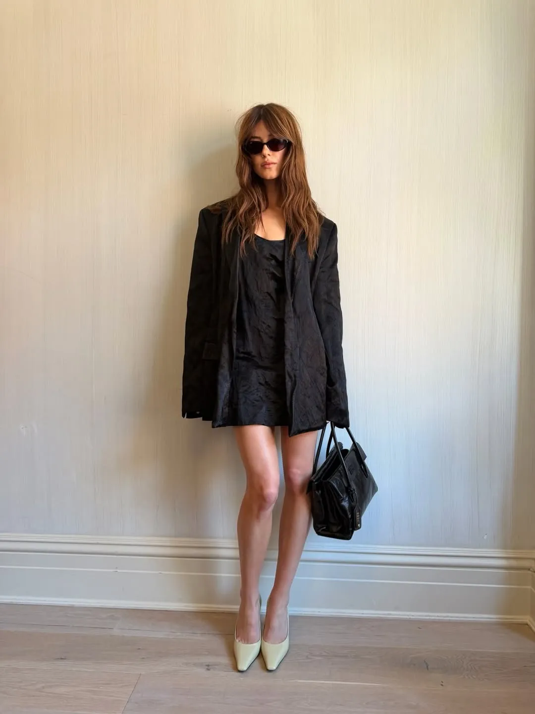 Sự tương phản khi khoác blazer cùng đầm mini