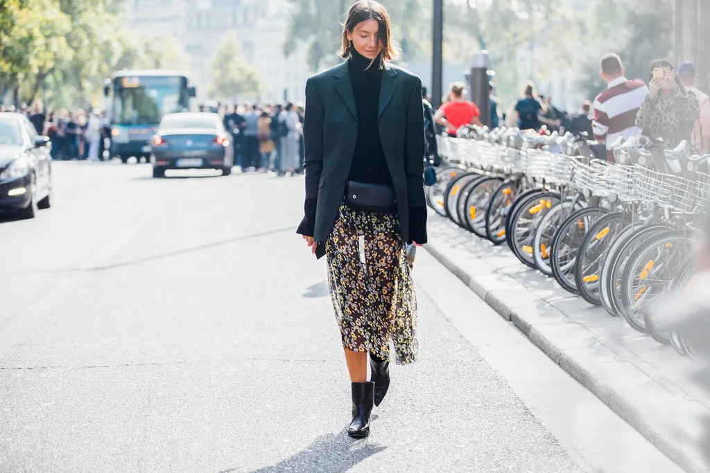 Tạo điểm nhấn vòng eo với túi đeo chéo trên nền áo khoác blazer rộng