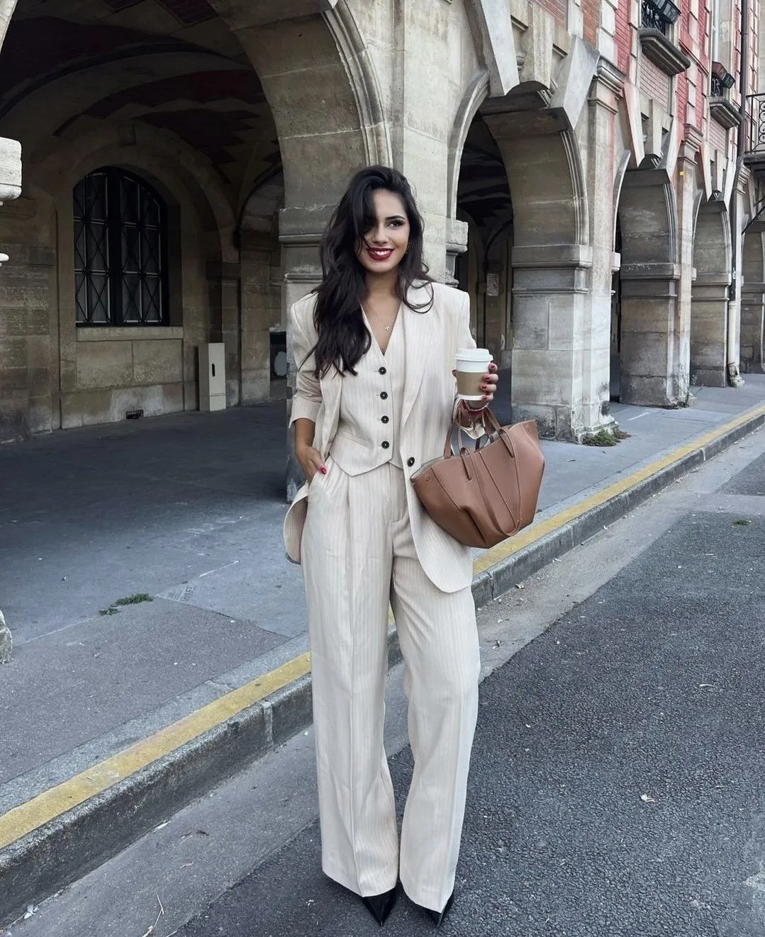 Blazer theo bộ mang lại vẻ sành điệu và đồng nhất