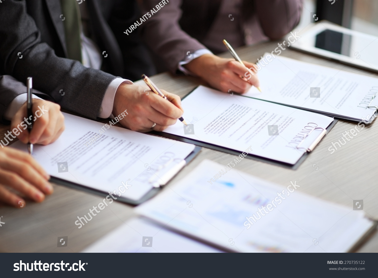 Ký hợp đồng mua bán bất động sản cần đọc kỹ điều khoản