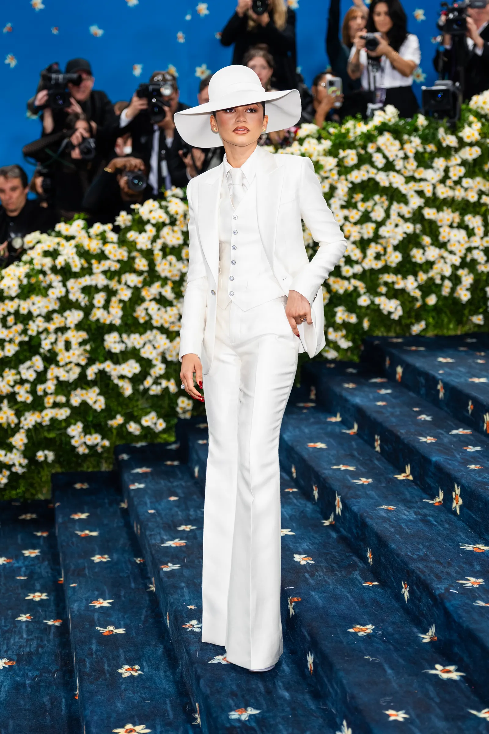 Zendaya với bộ suit trắng và mũ tại Met Gala 2025